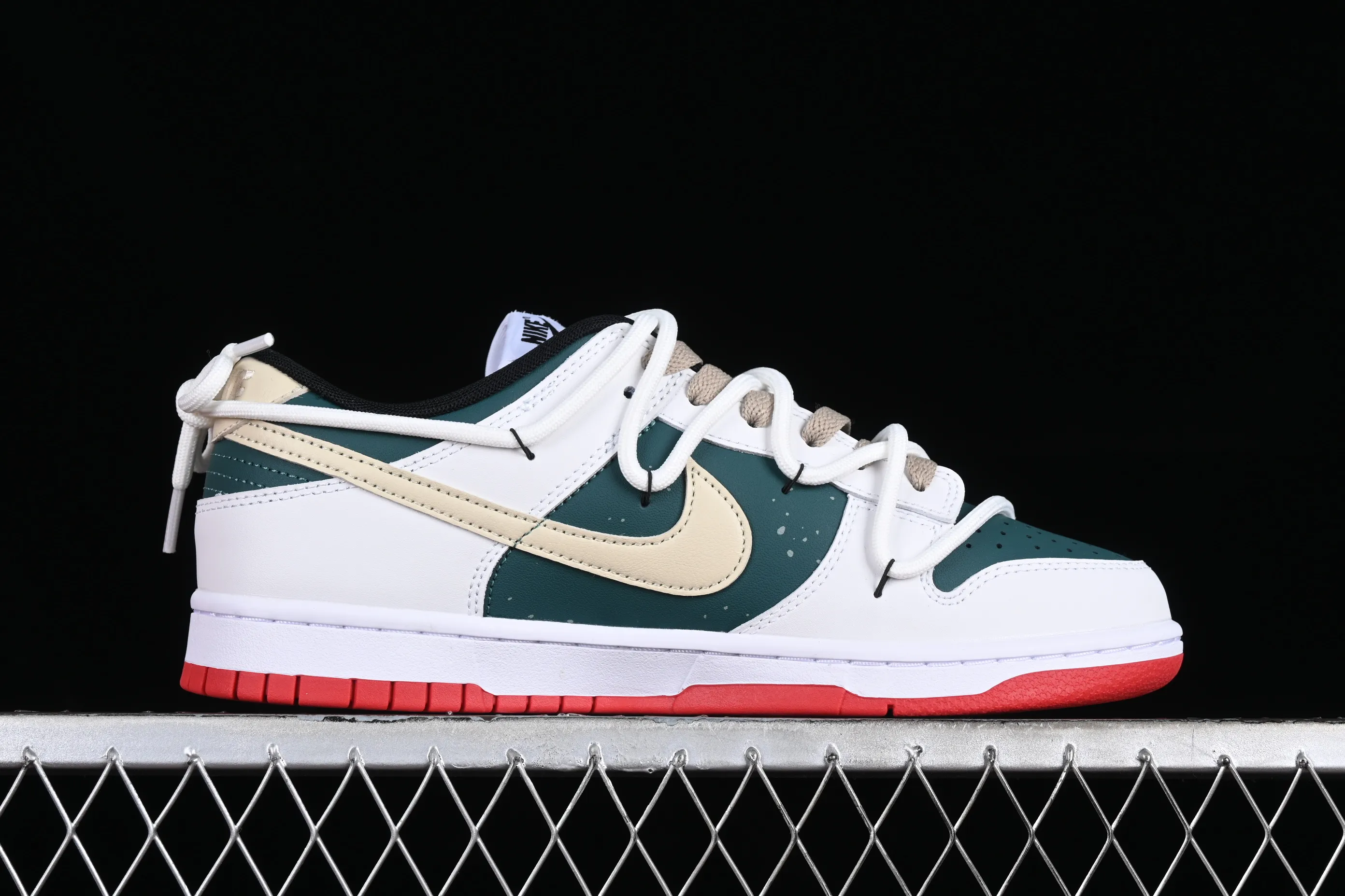 All Categories Nk SB Dunk Series Nk SB Dunk Low Low-top sneakers Nk Dunk Low Explore the limits Green, white and brown SB strappy low-top casual sneakers FD9762-061
